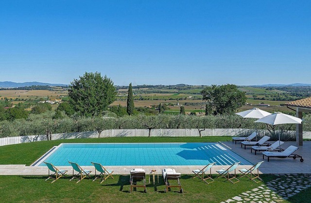 Villa Fara A: An elegant and welcoming apartment that is part of a villa surrounded by olive groves, with Free WI-FI.