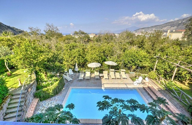 Villa Fillide D: Eine charmante Wohnung, die das gesamte Erdgeschoss einer Villa umfasst, umgeben von einem Garten mit Orangen- und Zitronenbäumen.