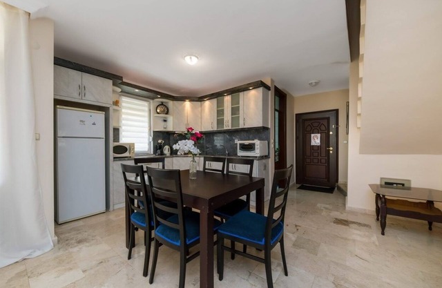 VILLA FLEURIE AVEC PISCINE PROCHE DE LA MER ( 2 CHAMBRES + SALON + TERRASSE )