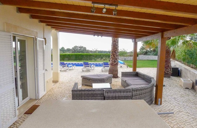 Villa Flora Martins, 4 dormitorios, piscina y vista fantástica.