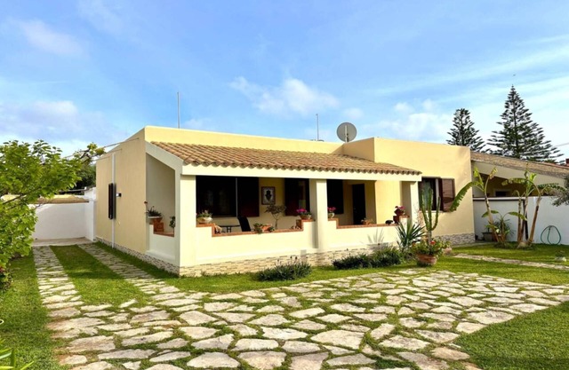 Villa Foderà, beach and sea at 150m
