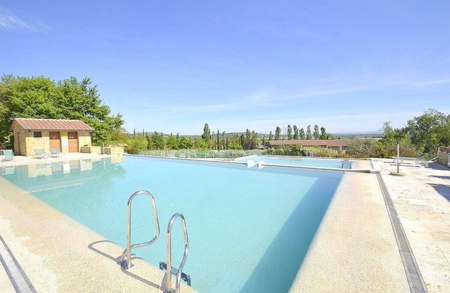 Villa Fontanile E: Eine elegante und einladende Wohnung, die Teil einer Villa im Grünen ist.