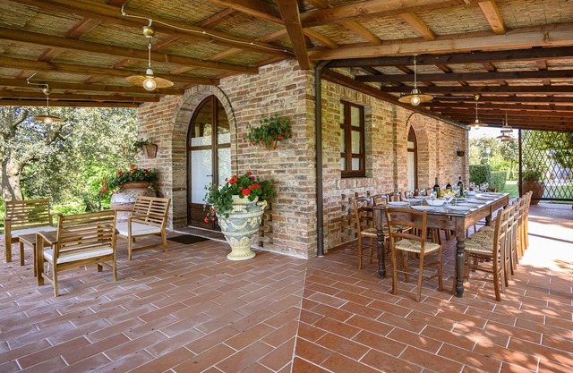 Villa for 16 private pool, Montepulciano and Pienza area very close to town.