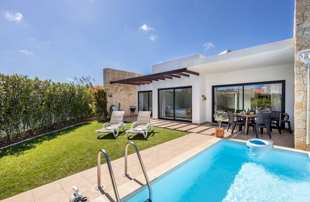Villa Front Loop