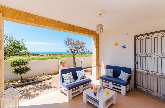 Villa 'Fronte Mare Raffaele' mit Meerblick, privater Terrasse und Klimaanlage
