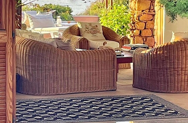Villa 'Gabbiani' with Sea View, Wi-Fi and Air Conditioning