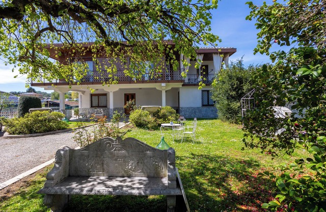 Villa Gabri 2 surrounded by greenery for families within walking distance of lake and center