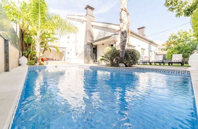Villa Geranios - villa for 12 with pool, jacuzzi and near to the beach
