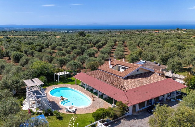 Villa 'Geridu Luxury Con 4 Camere' mit privatem Pool, Wi-Fi und Klimaanlage