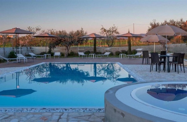 Villa 'Gialla' with Garden View, Shared Pool, Wi-Fi and Air Conditioning
