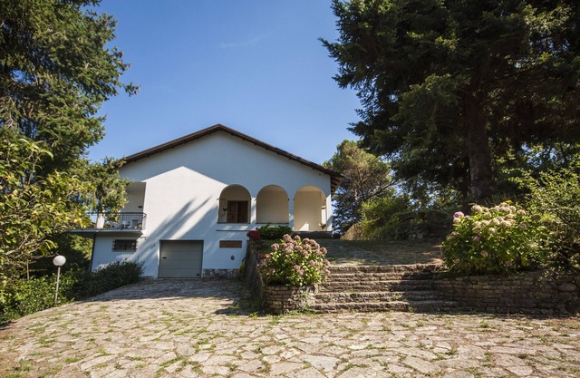 Villa in einer hügeligen und ruhigen Gegend hinter den Cinque Terre, große Grünfläche.