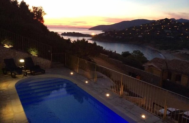 Bezaubernde Aussicht auf das Meer und den privaten Pool 100 Meter vom Strand gratis WiFi