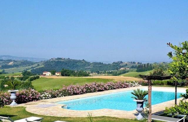 Villa Gilia D: Eine charakteristische und einladende Wohnung, die Teil einer Villa im Grünen ist.