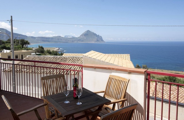 Villa Gina with breathtaking views of the Gulf of Macari
