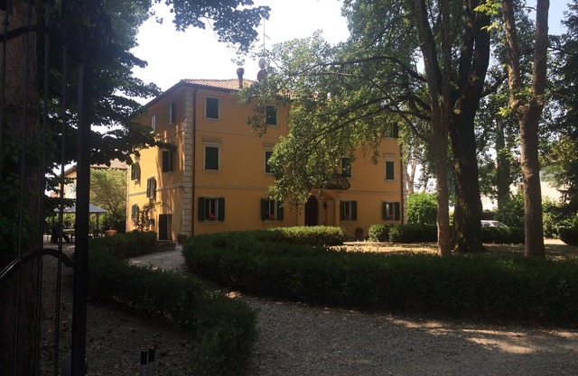 Villa Gioia umgeben von der ruhigen Landschaft außerhalb von Bologna