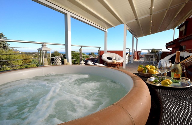 Schönes Ferienhaus mit Whirlpool, Sauna und wunderschöner Terrasse mit Meerblick