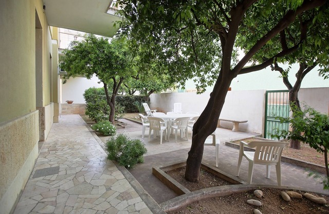 VILLA GIOVE. Repräsentatives und sehr geräumiges sizilianisches Haus mit exklusivem Garten