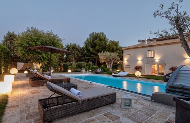 Villa Giovi with heated pool, an oasis between Monopoli and Castellana Grotte.