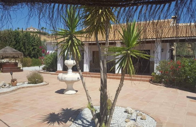 Villa Gloria - Herrliche 3-Bett-Villa zur Miete in der Nähe des Vinuelasees mit privatem Pool