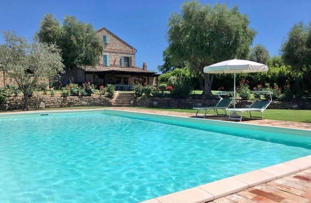 Villa Grazia und Nebengebäude (insgesamt 14 Betten) in den Hügeln mit Pool