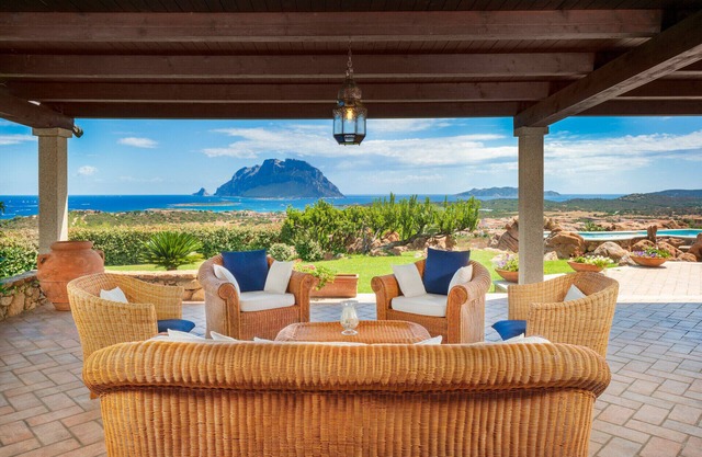 Villa Halliv - Infinity-Pool mit Blick auf die Bucht von Tavolara
