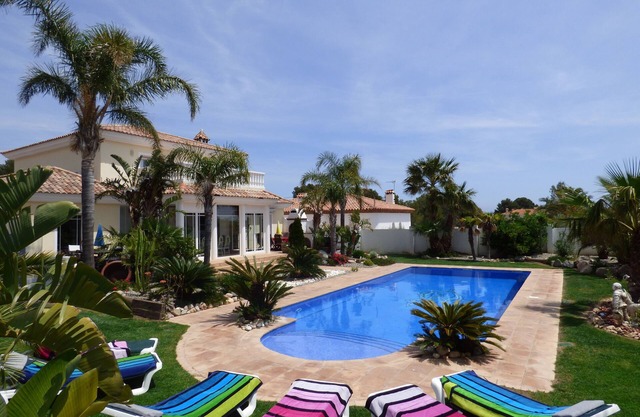 VILLA HARLEY FOR 14 PERSONS WITH LARGE POOL