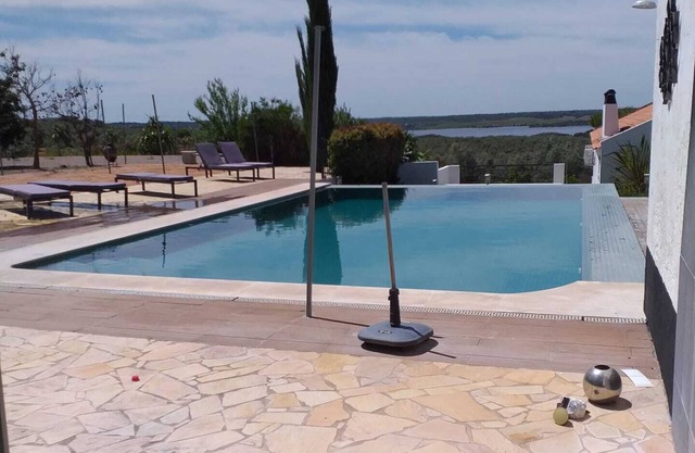 Villa "Herdade Fonte Ferreira - Bolota" mit Seeblick, Pool, WLAN, A/C und Balkon; Haustierfreundlich