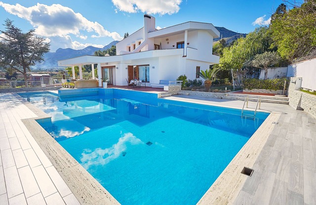 Villa Hermosa mit Pool und Meerblick