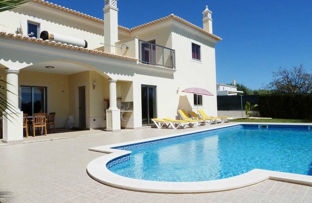 Villa Hunes - Helle moderne Villa, privater Pool, Restaurants zu Fuß erreichbar, Strände leicht erre