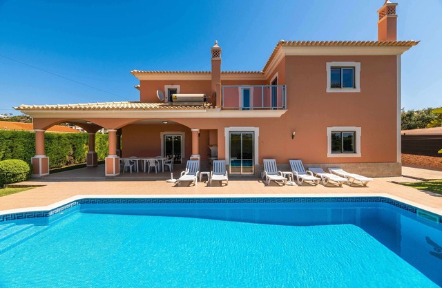 Villa 'Hunês' mit privatem Pool, Wi-Fi und Klimaanlage