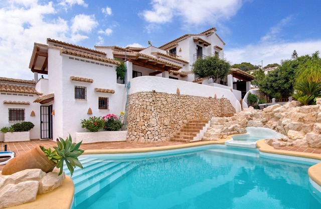 'Villa Ibiza' mit Meerblick, Pool, Garten und WLAN