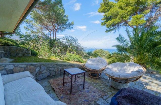 Villa Il Cappero immersed in the greenery of well-kept gardens with an incredible view of the Gulf,
