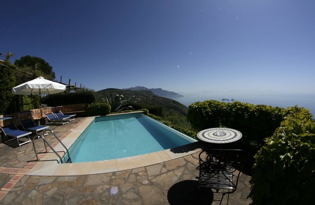 Luxus-Villa am Land mit privatem Swimmingpool, Terrasse und Meerblick