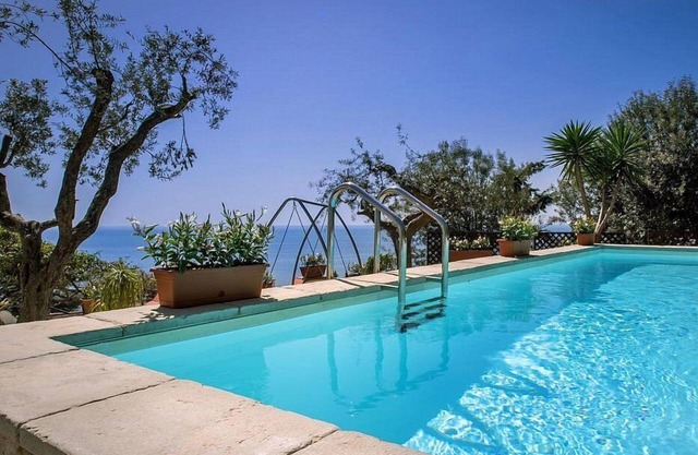 Villa Ilona: Eine schöne und helle Wohnung, die Teil einer dreistöckigen Villa mit Blick auf die Sonne und das Meer ist.