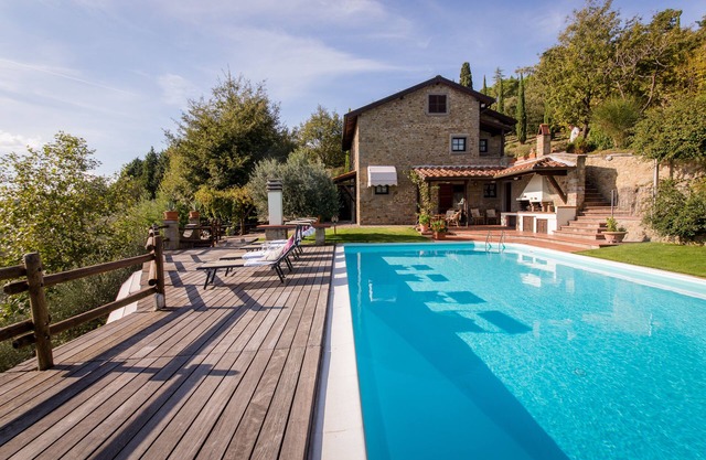 Freistehende Villa in ruhiger Panoramalage mit Pool