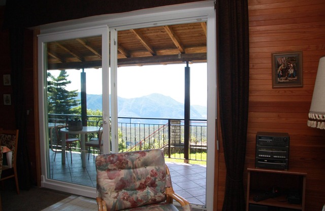 Villa in Sonnenlage auf großem Anwesen mit Panoramablick auf den See, preiswert