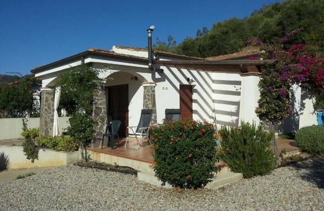 Villa in einer ruhigen Umgebung, 5 Minuten vom Meer, 50 Meter von einem Nuraghen entfernt.