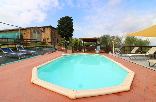 Villa in sehr panoramischer Lage zwischen den Dörfern Torrita di Siena und Montepulciano gelegen. Pr