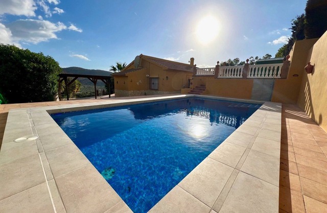 Captivating 2-Bed Villa in Alcaucin