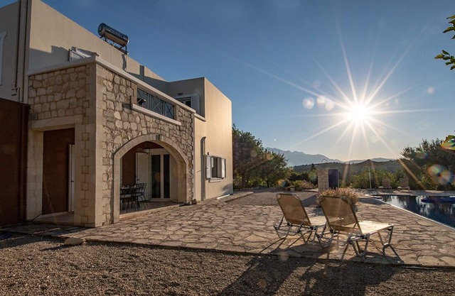 Villa mit privatem Pool, atemberaubendem Meer- und Bergblick - kostenloses WLAN und Klimaanlage
