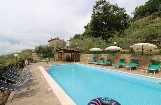 Villa in extremer Panoramalage mit privatem Pool für 6 Personen, ideal für Gruppen von Freunden oder