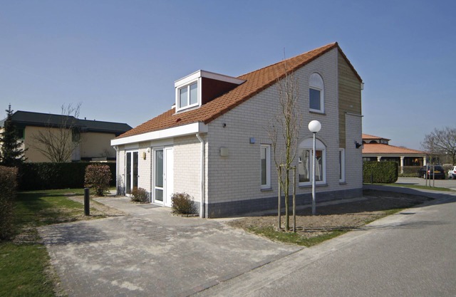 Komfortable Villa im Grünen mit vier Badezimmern