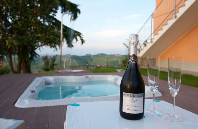 Wohnung in der Langhe mit herrlichen Terrassen, Jacuzzi im Freien und Garten.