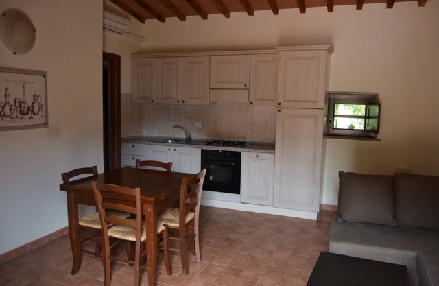 Villa in charmantem Steindorf mit Swimmingpool, Tennis, auf dem Land in der Nähe des Meeres und Dienstleistungen.