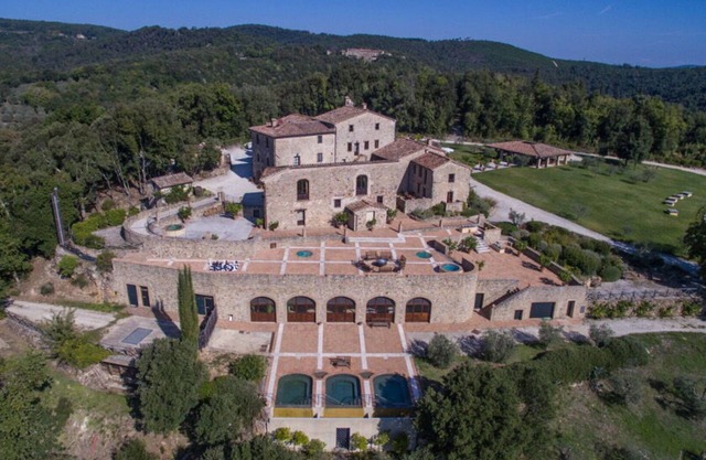 Villa in Castello Di Tocchi mit 14 Schlafzimmern 28 Schlafplätzen