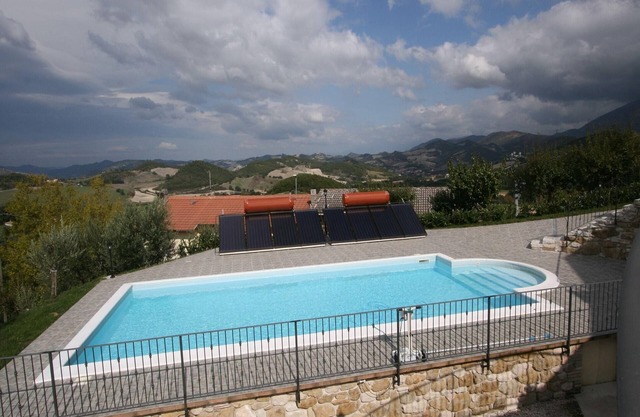 Zeitlose Villa in Cagli mit Garten