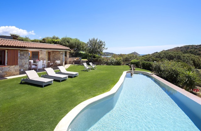 Villa in Chia. Privater Infinity-Pool und Garten, 500 m vom Meer entfernt. Großartiges Panorama