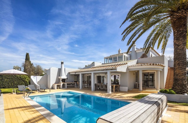 Villa in coastal town of Carvoeiro, Algarve