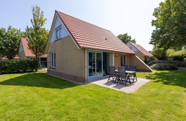 Villa in Friesland mit Garten am Wasser