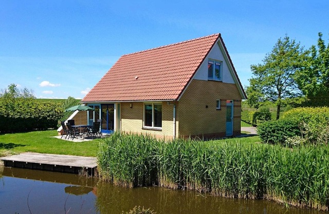 Villa in Friesland mit Steg und Garten